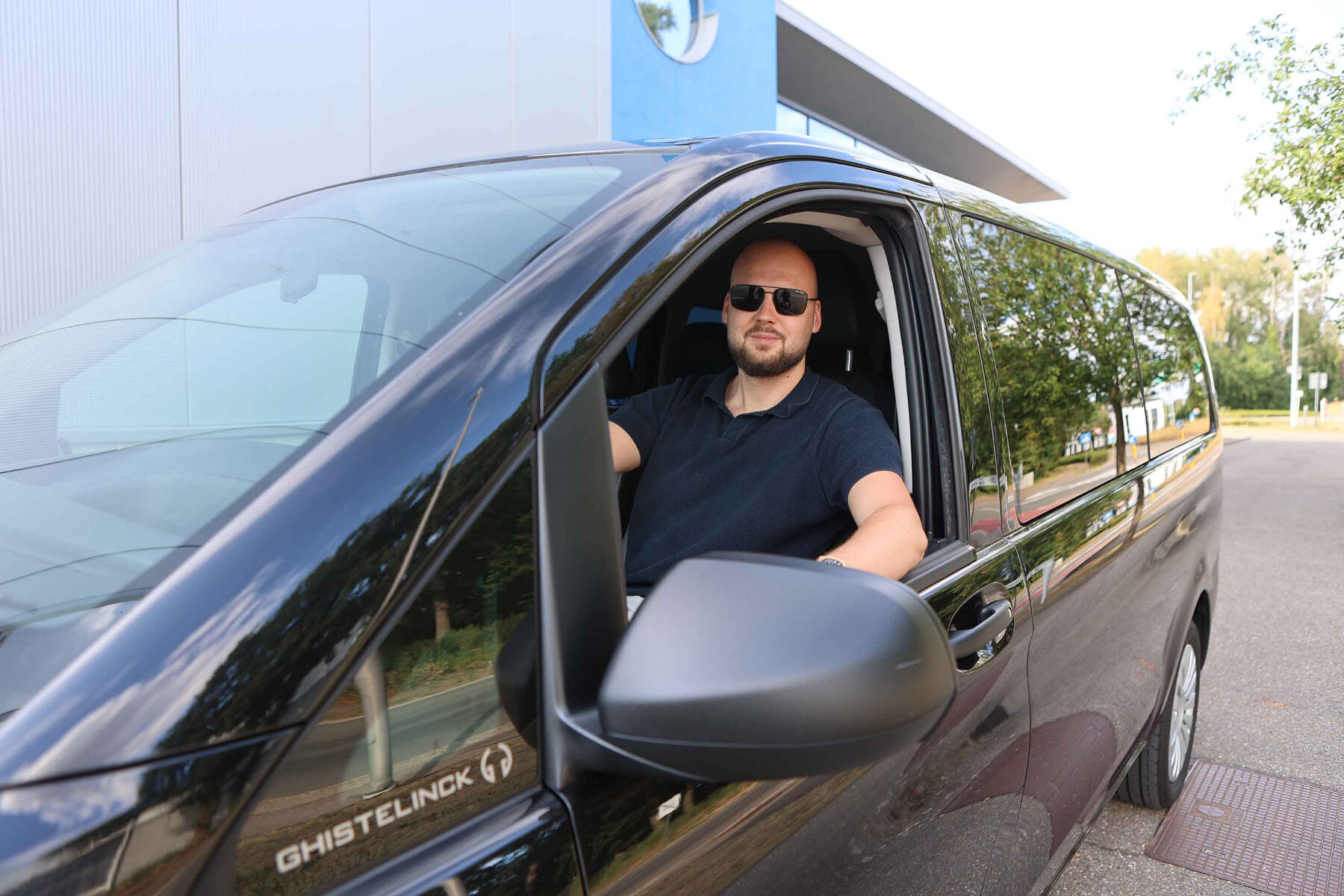 Sander achter het stuur van de Mercedes Vito