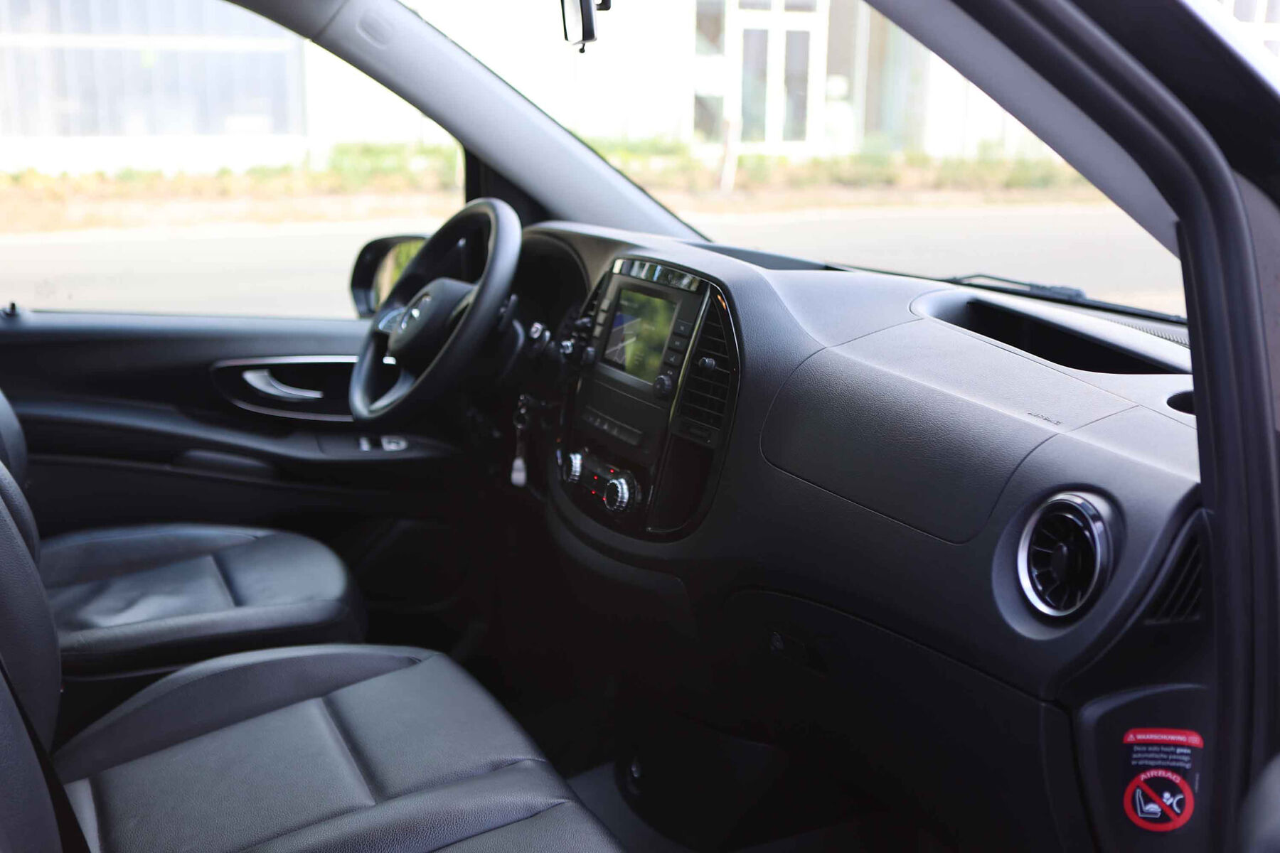 Verzorgd dashboard en interieur van de Mercedes Vito